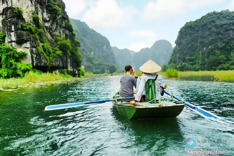 Travelers riding boat in Tam Coc