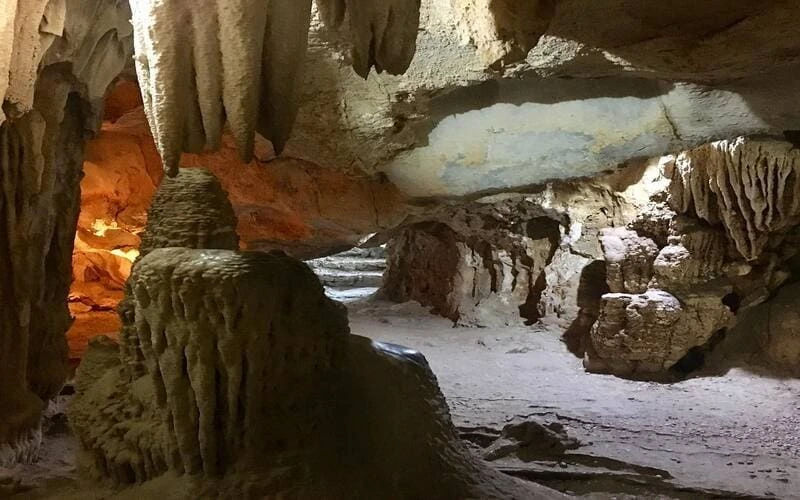 the karst inside Me Cung Cave