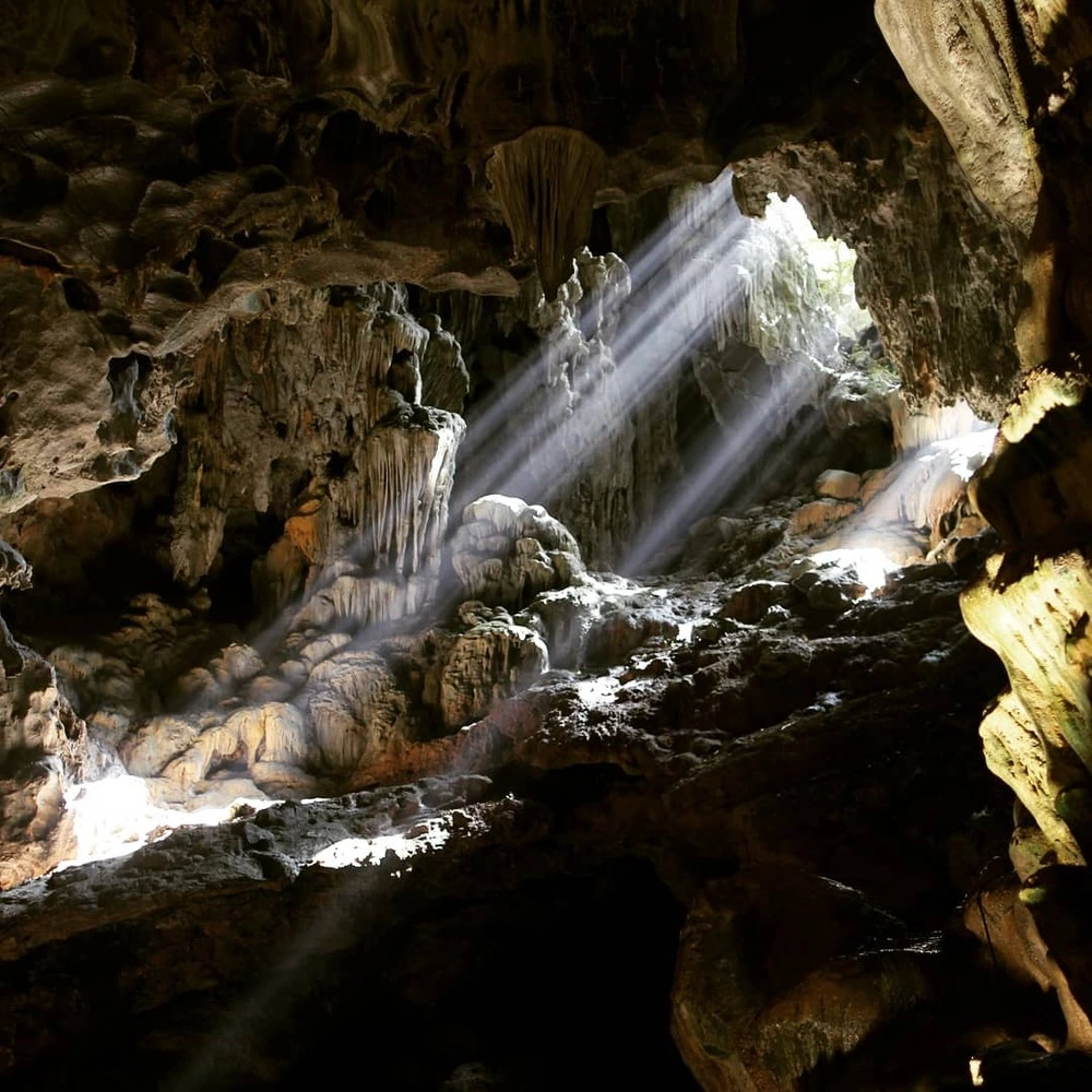 Sun raying into Thien Cung Cave