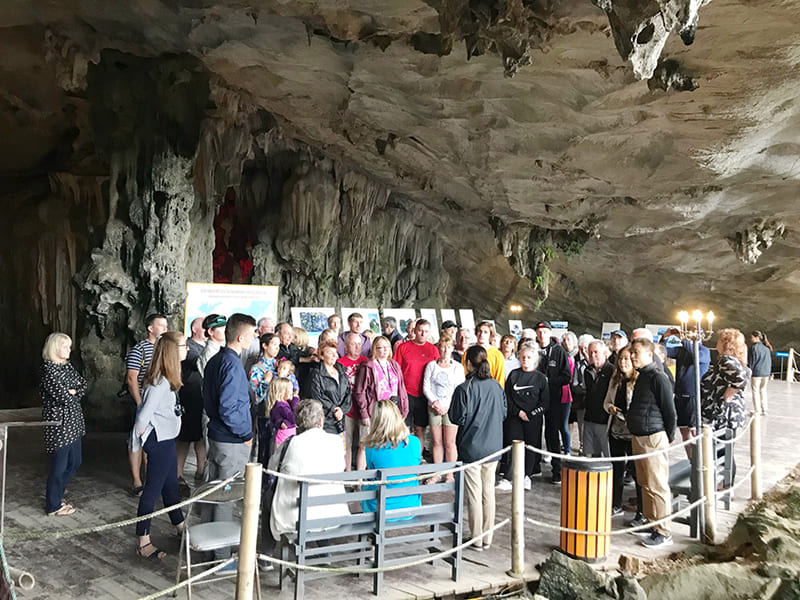Travelers listening to a guide of Tien Ong Cave story