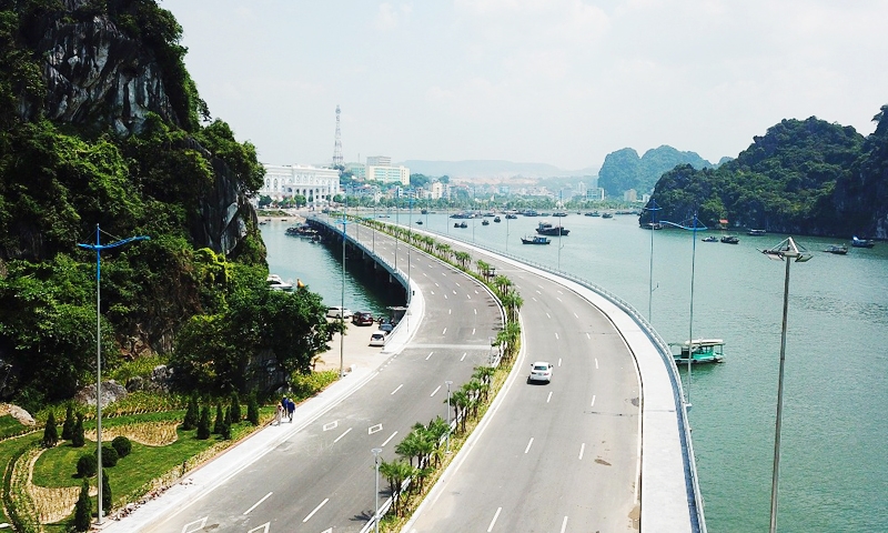 The beachbound road in HAlong Bay is ideal for bycle