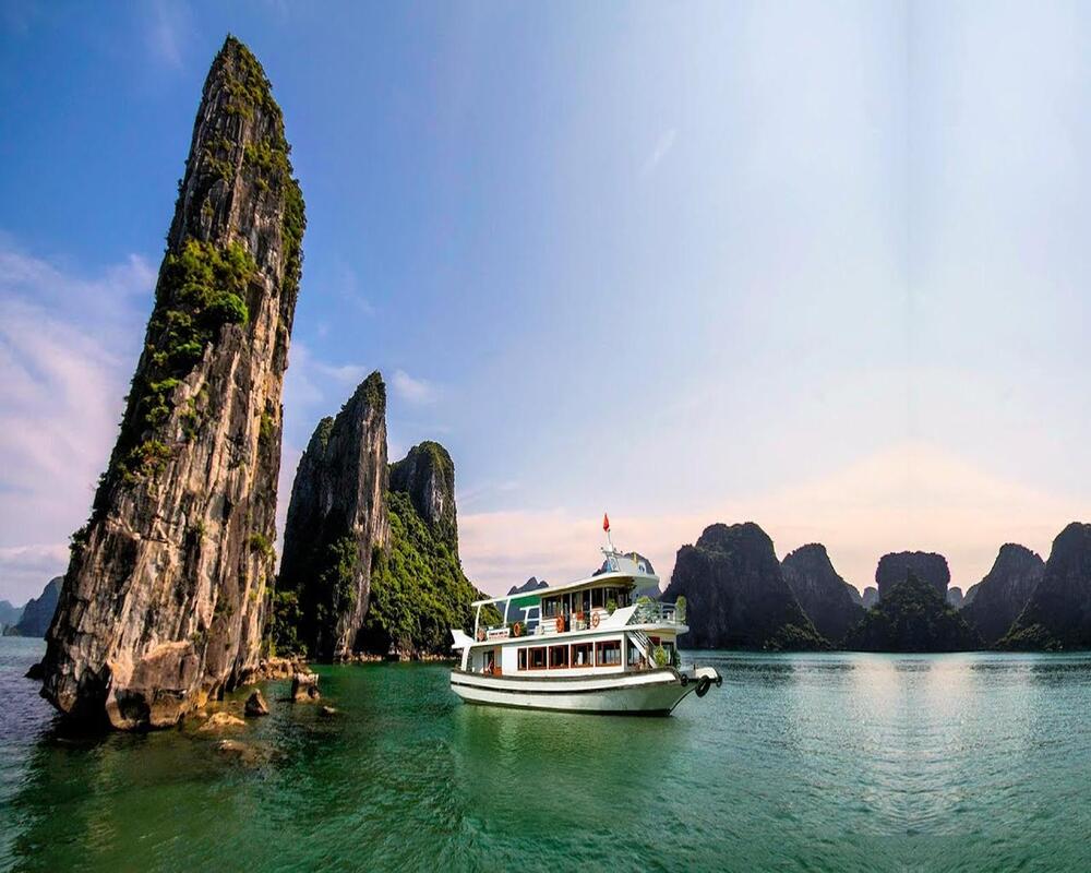 A day cruise in Halong Bay