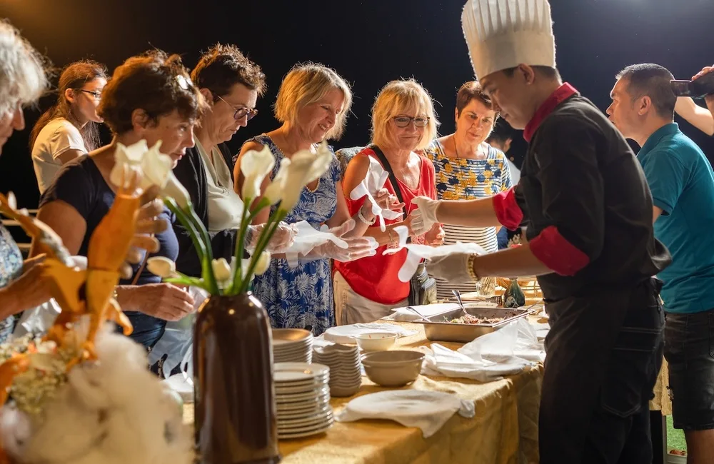 Passenger learning cooking class in sundeck of Swan Cruise