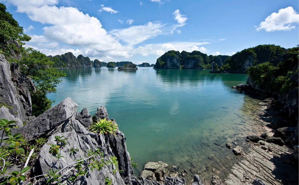 Clear sky of Halong Bay in November