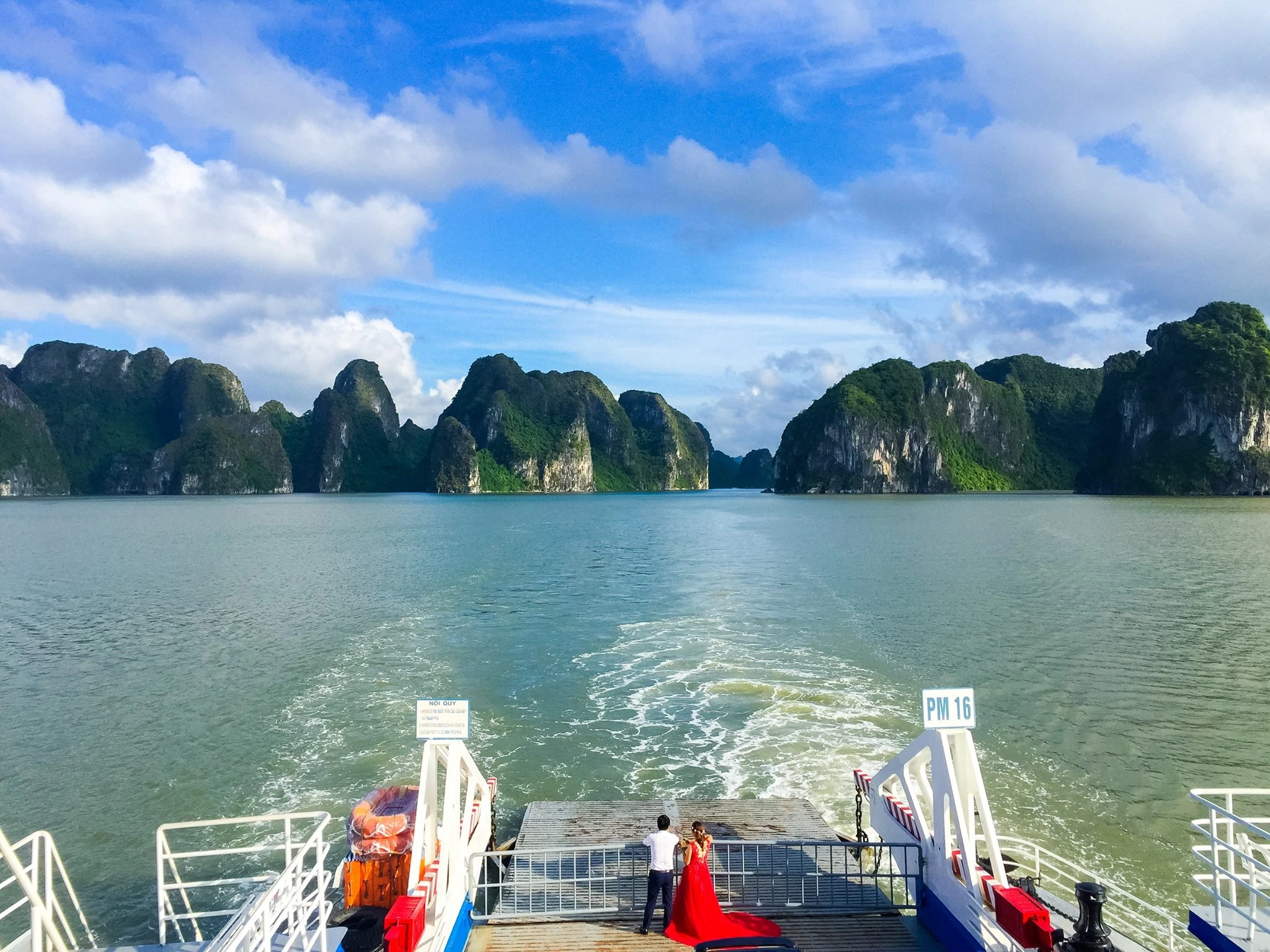 scenic view of a ferry between Cat Ba and tuan Chau