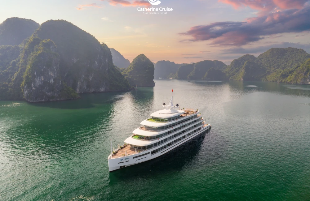 Catherine Cruise sailing in Halong Bay