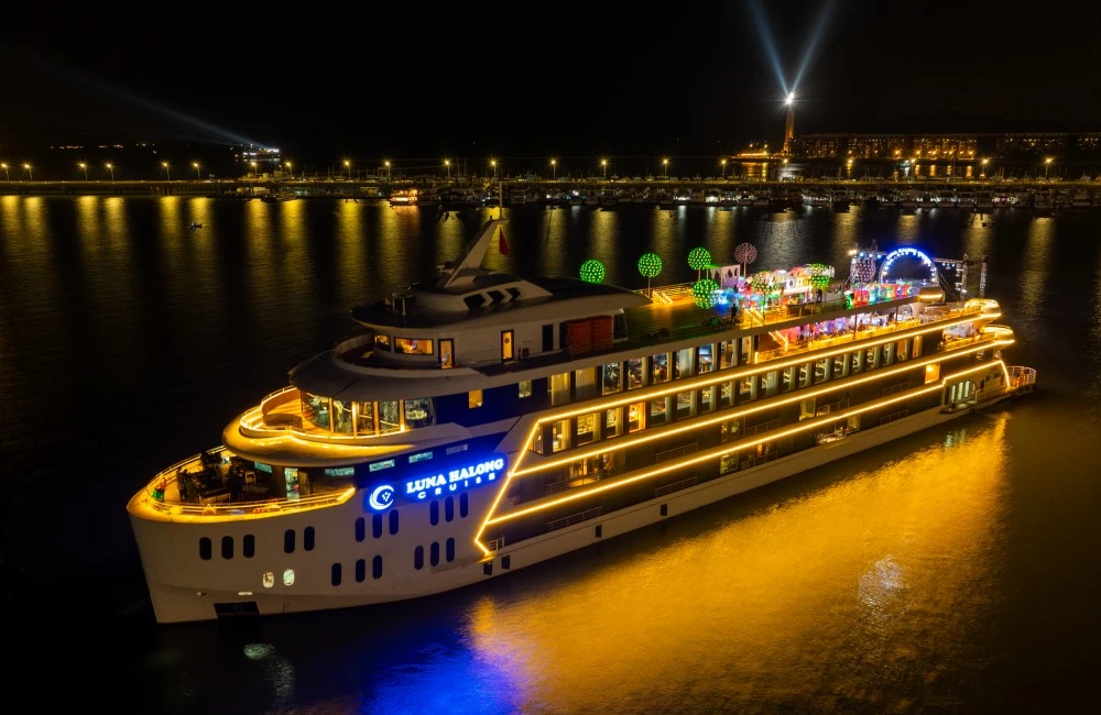 Luna Cruise at night