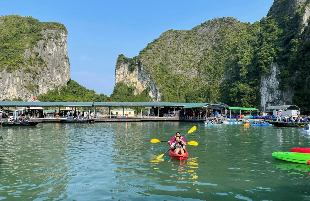 Tourist kayaking near luon cave