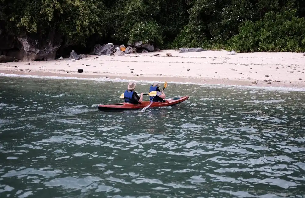 travelers Kayaking in Cap La Area