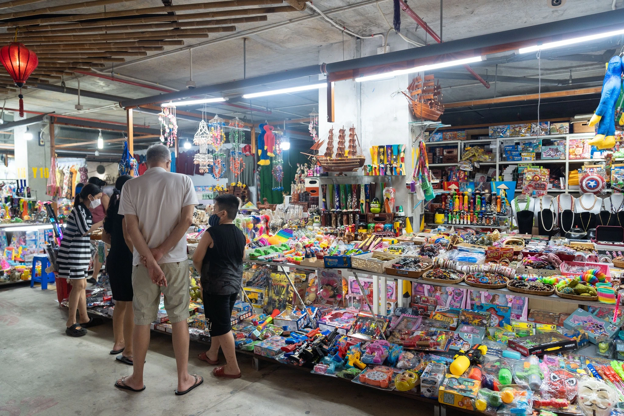 Tourist seeing merchandise in Halong Night Market