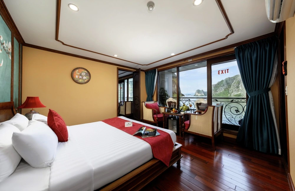 Family connecting suite