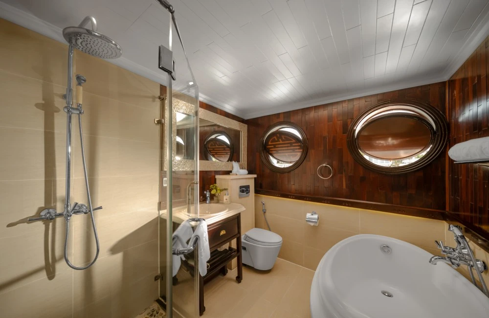 Au Co Suite bathroom