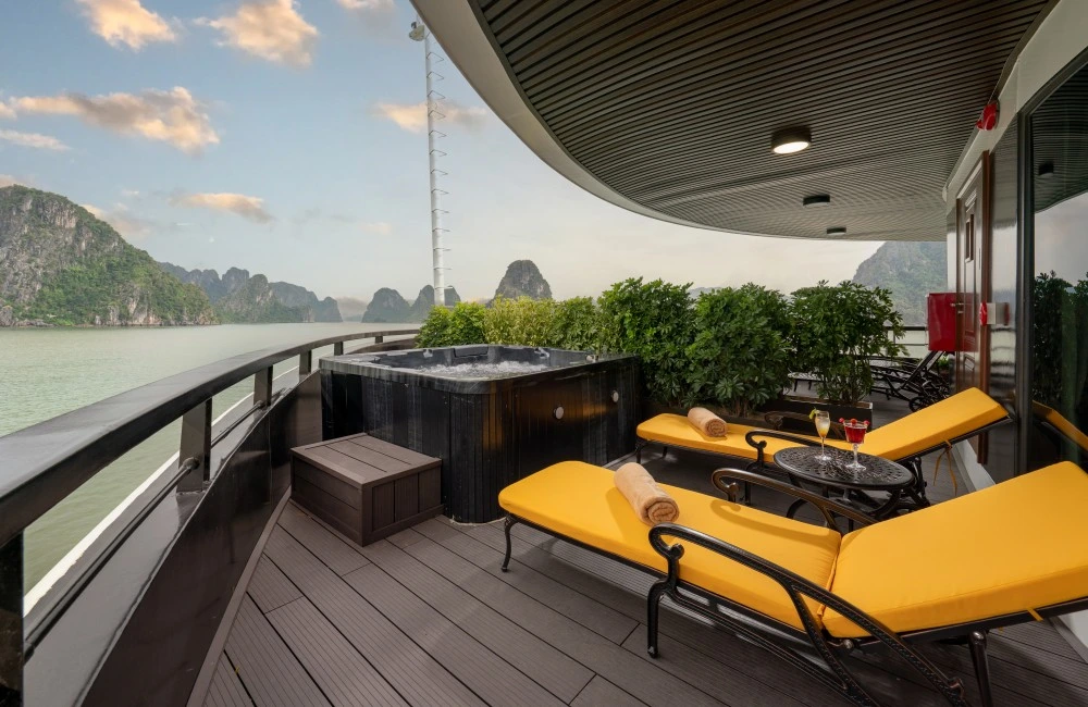 Private Sundeck with Outdoor Jacuzzi