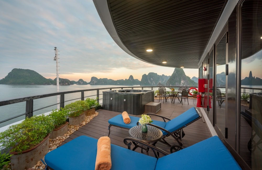 Private Sundeck with Outdoor Jacuzzi