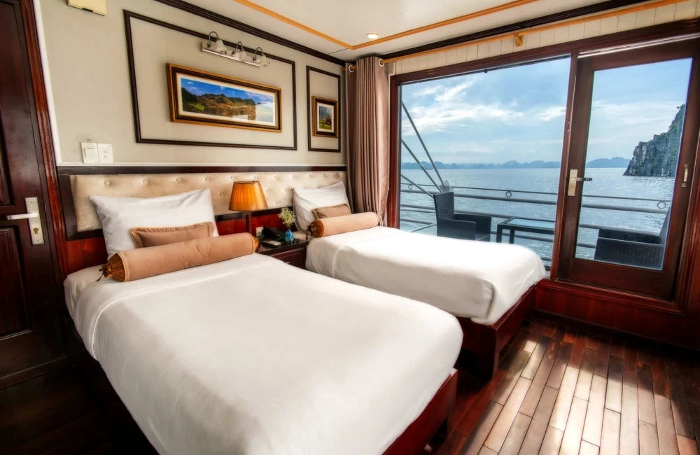 Suite Balcony with twin beds