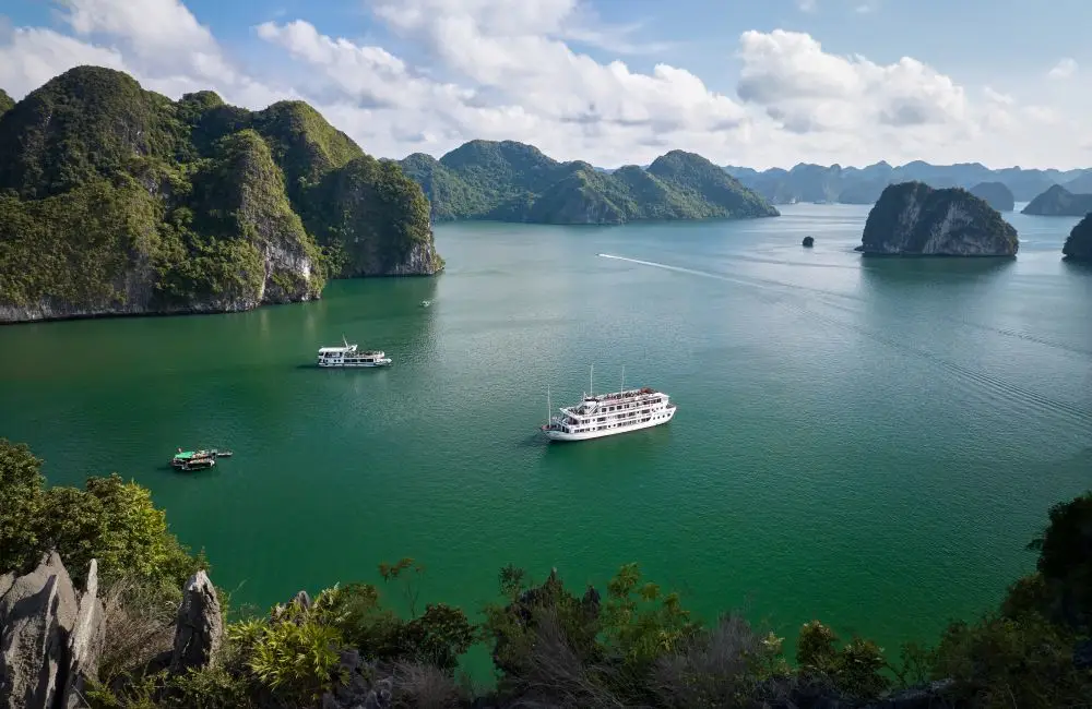 Hera Classic Boutique Cruise sailing in Halong Bay