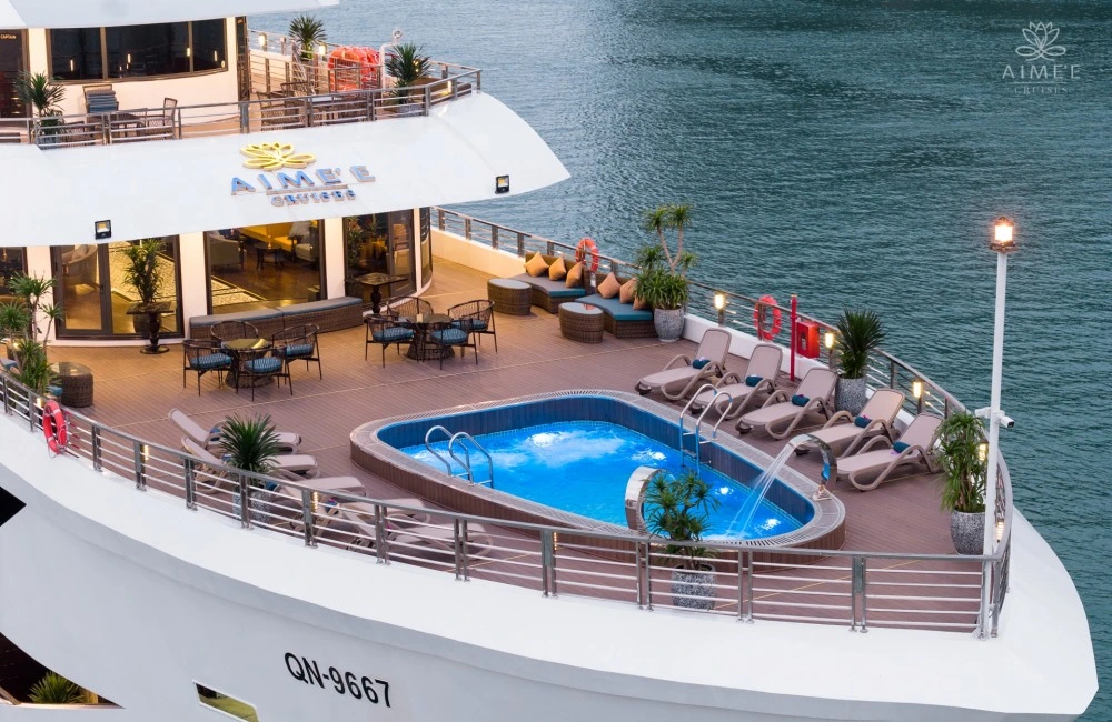 Cruise front deck with swimming pool