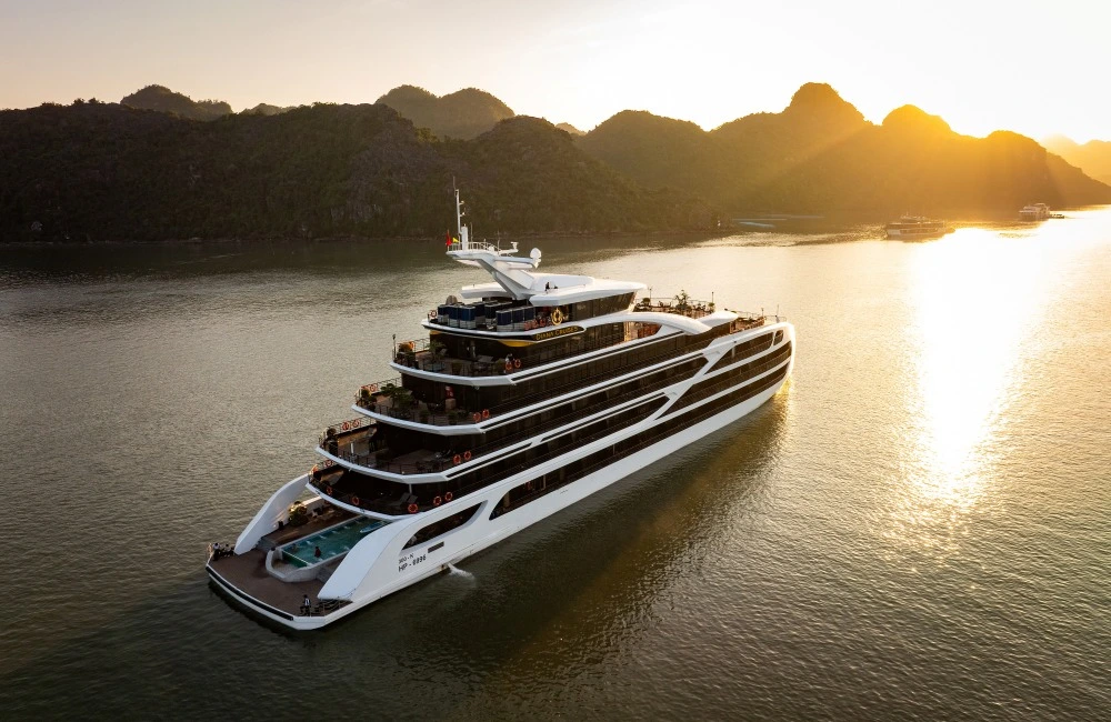 Diana Cruise sailing Lan Ha Bay