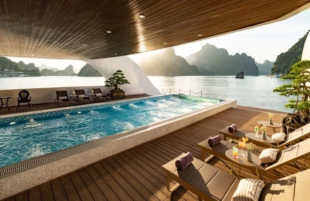 Swimming Pool with view to Lan Ha bay