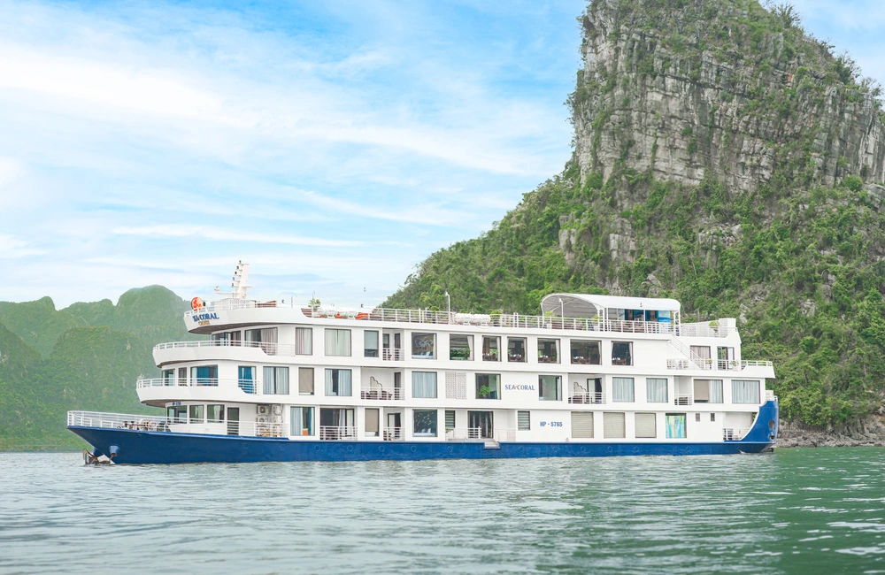 Sea Coral Cruise sailing Lan Ha Bay