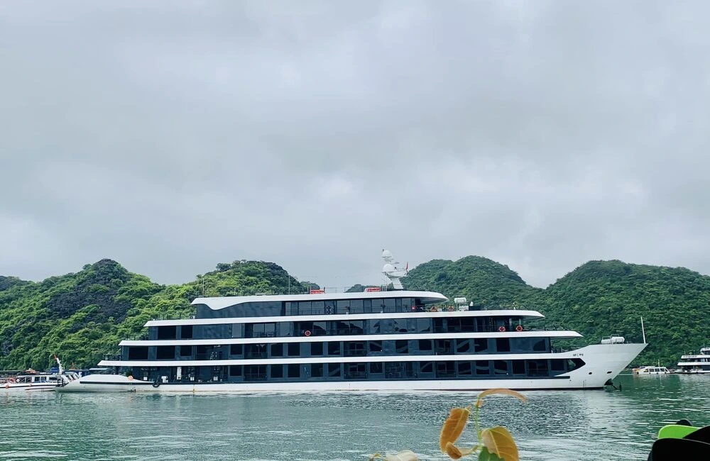 Venus Cruise anchoring in Lan Ha Bay
