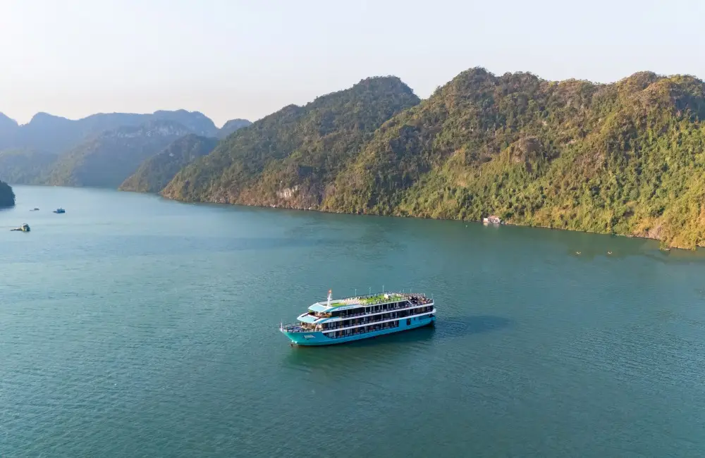 Dragon Bay cruise sailing in Lan Ha Bay