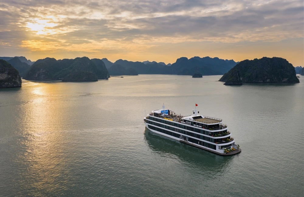 L'Amour Cruise sailing Halong Bay