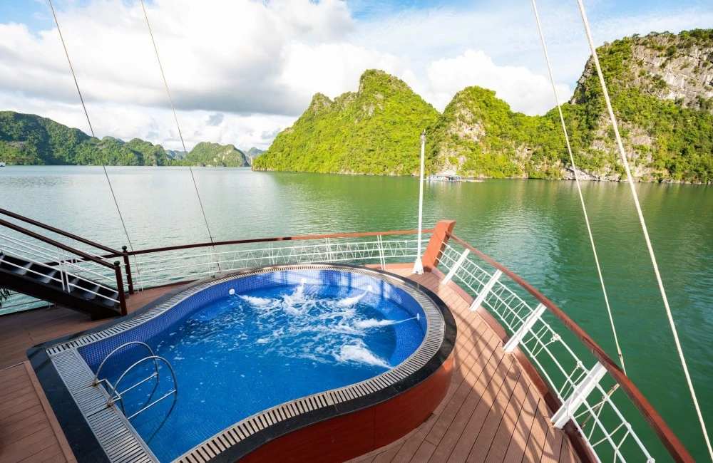 Jacuzzi at front deck