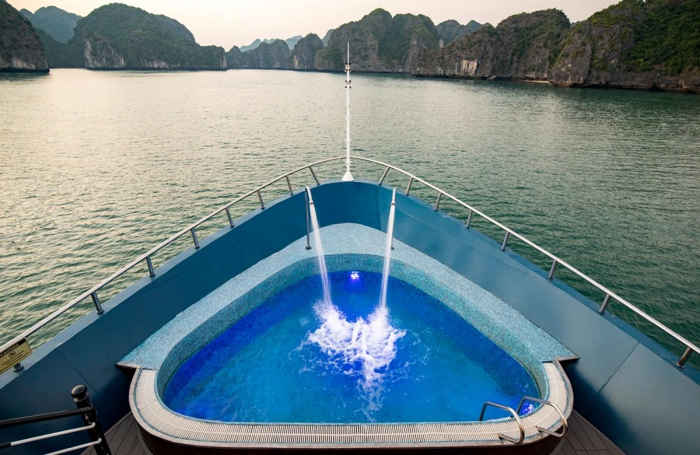Jacuzzi in front deck