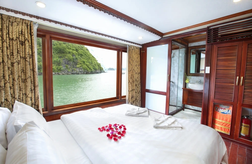 Cruise cabin
