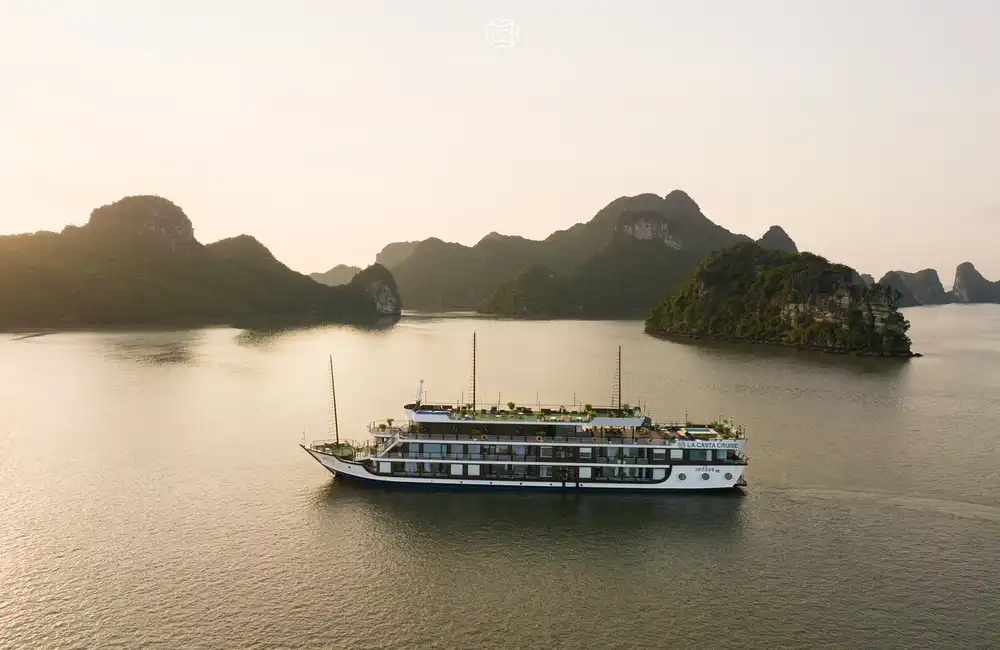 La Casta Cruise sailing in Lan Ha Bay