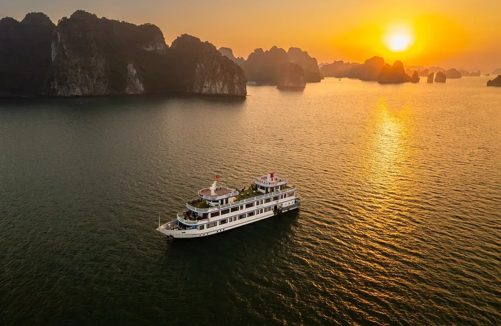 Swan Cruise sailing Bai Tu Long Bay
