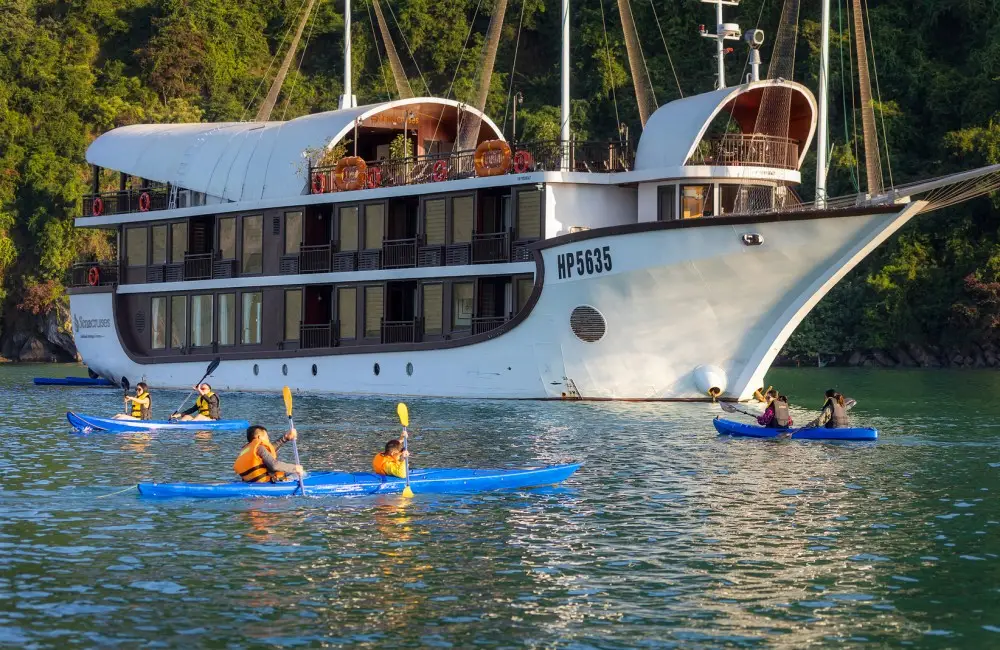 Sena Cruise anchoring in Halong Bay