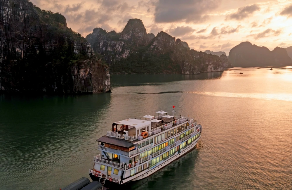 Arcady Boutique Cruise sailing in Halong Bay