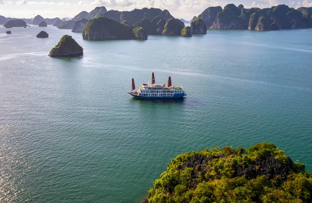 Le Journey Luxury Cruise sailing along Lan Ha Bay