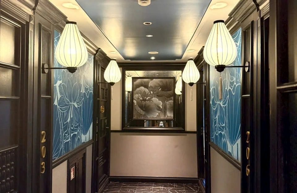 Cruise decorated corridor