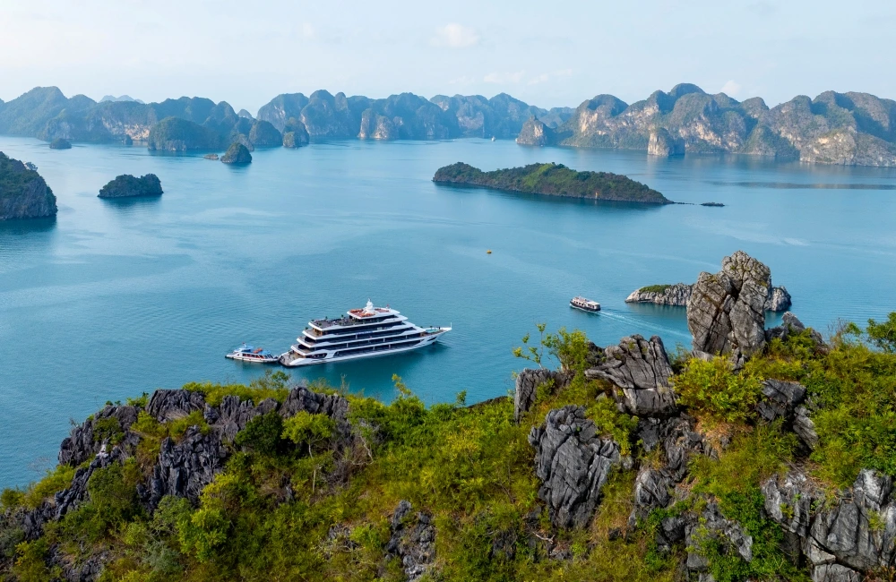 Halora Nova Cruise sailing in Lan Ha Bay