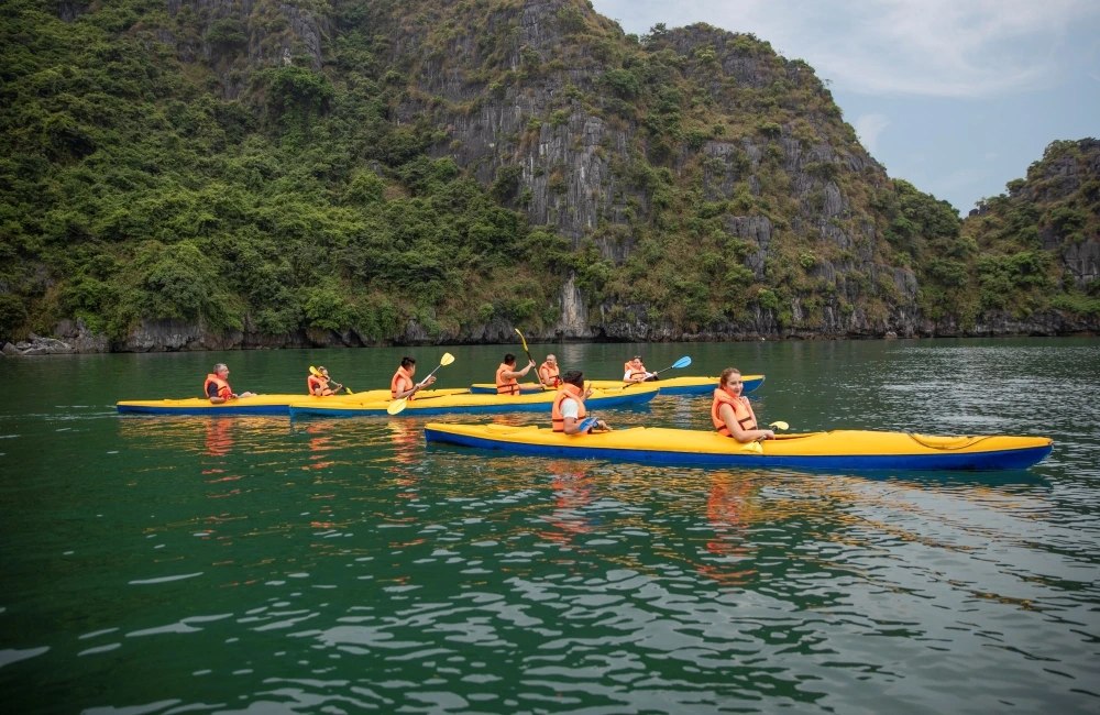 Kayaking in Lan Ha Bay