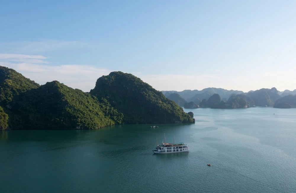 Milalux Cruise sailing in Halong Bay