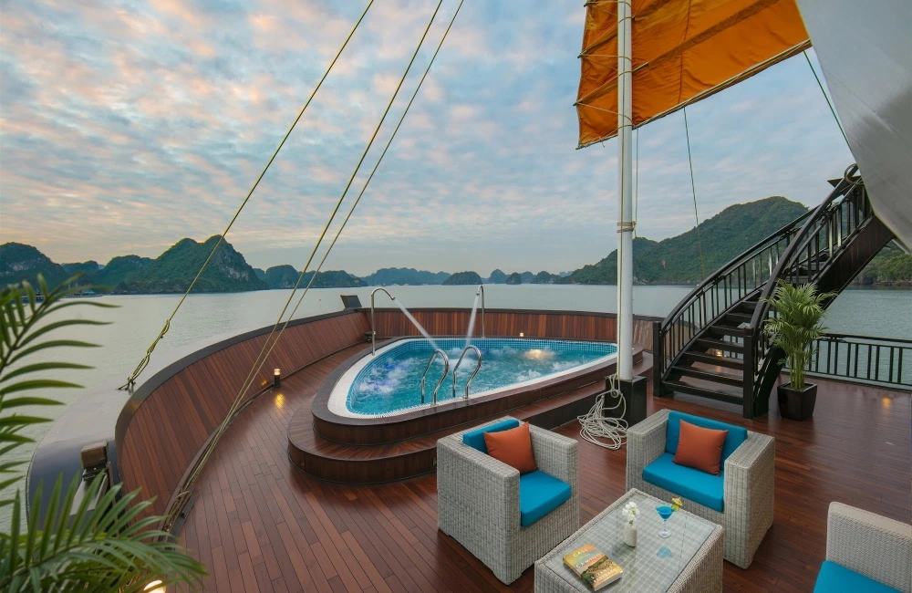 Jacuzzi at front deck