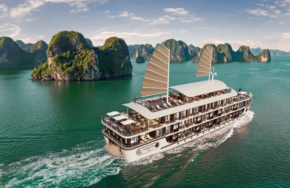 Nostalgia Sails Cruise sail in Halong Bay