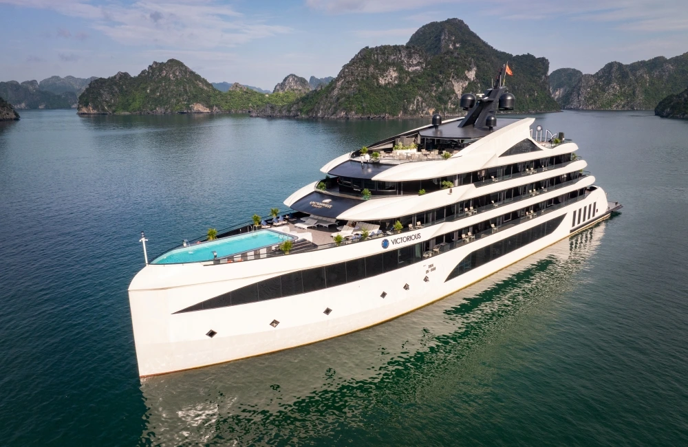 Victorious Cruise front deck view