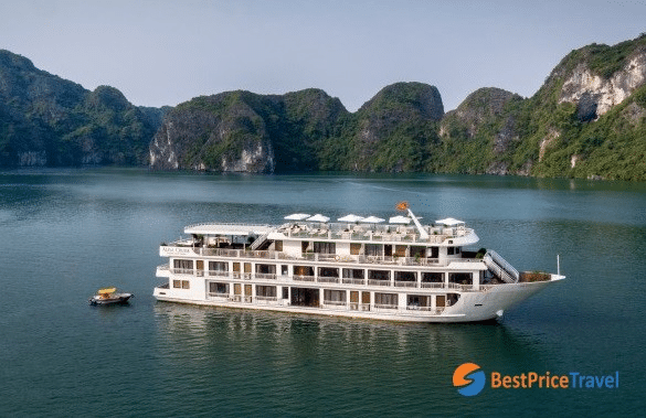 CRUISE IN HALONG BAY