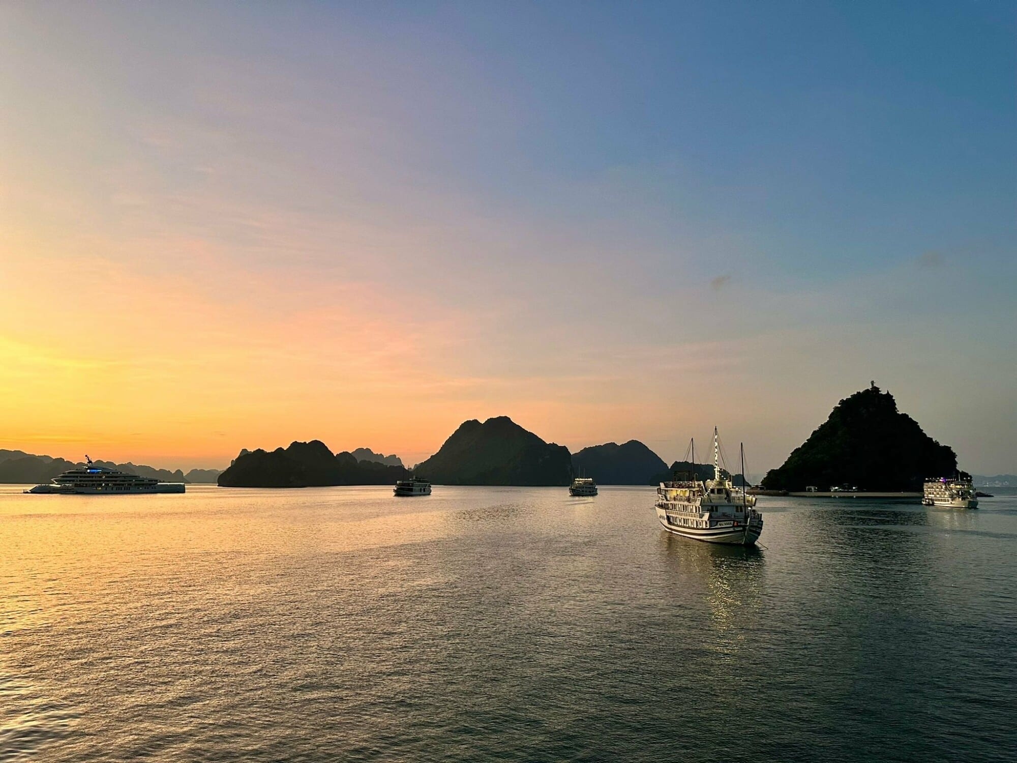 Sunset moment in Halong Bay