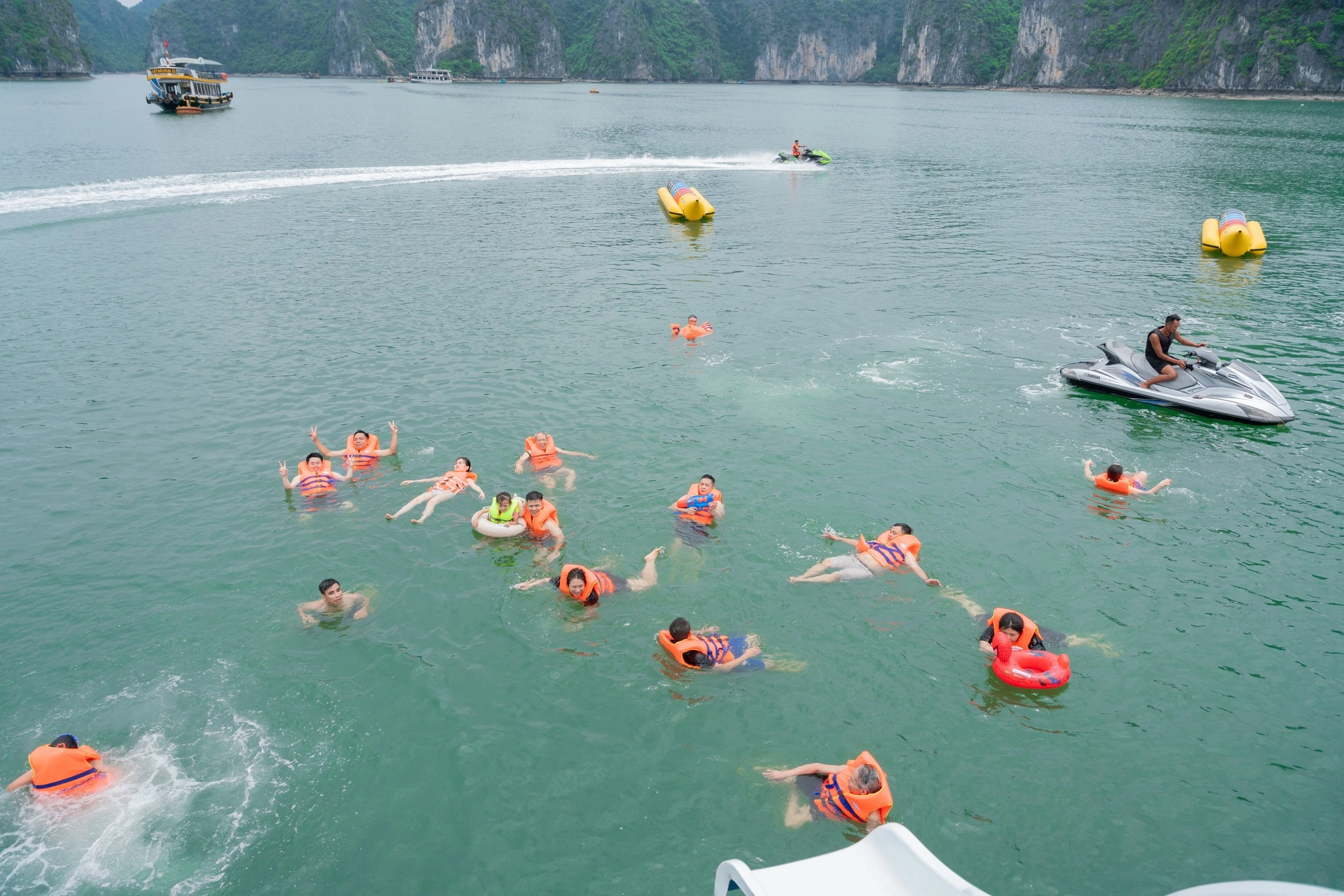 Swimming-in-Lan-Ha-Bay