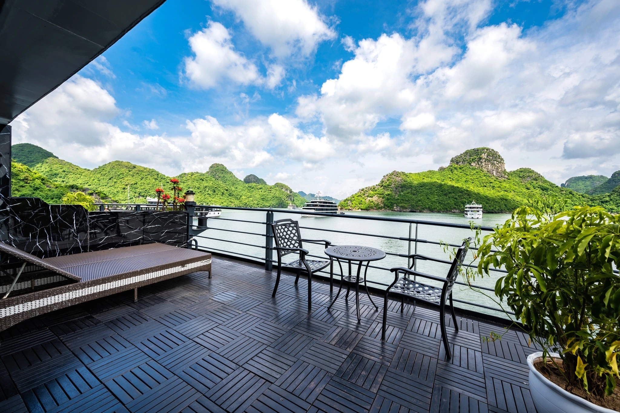 sundeck-in-a-luxurious-suite-of-Lan-Ha-Bay-Cruise